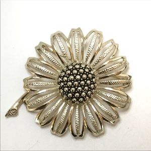 Sarah Coventry Light Gold Tone Flower Brooch